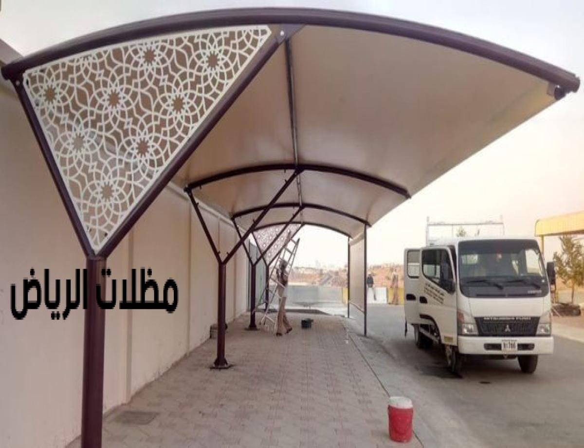 مظلات حدائق خشبية في الرياض تعزز المظهر الطبيعي وتحمي من الشمس.